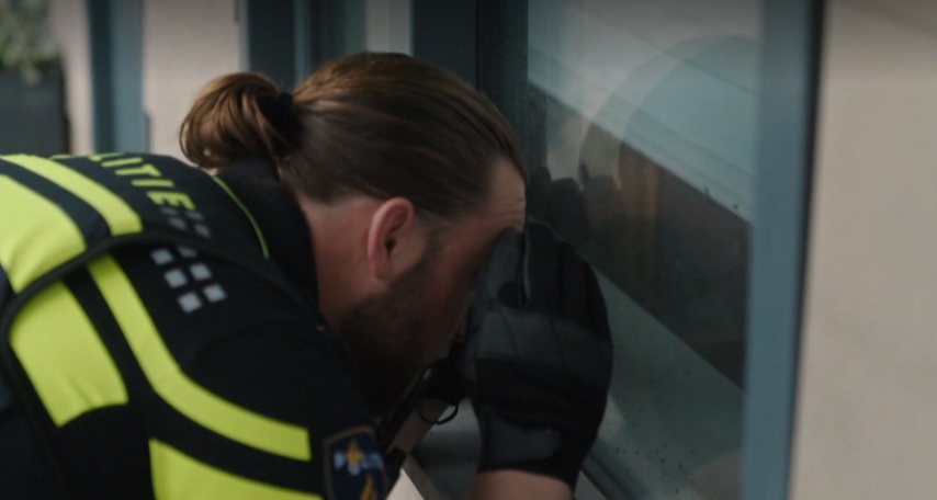 'Overleden' man staat op uit de dood in Bureau Arnhem